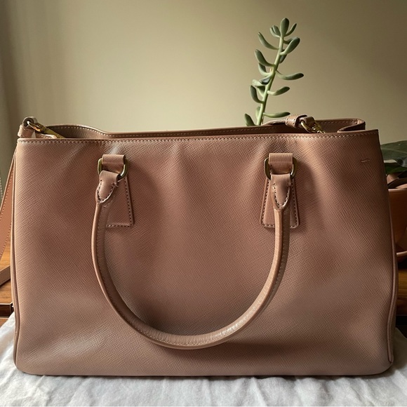 ❌SOLD❌on luxury site⭐️ HOST PICK⭐️Prada Galleria Saffiano Tote Bag 💕 Medium 💕 - Picture 8 of 16